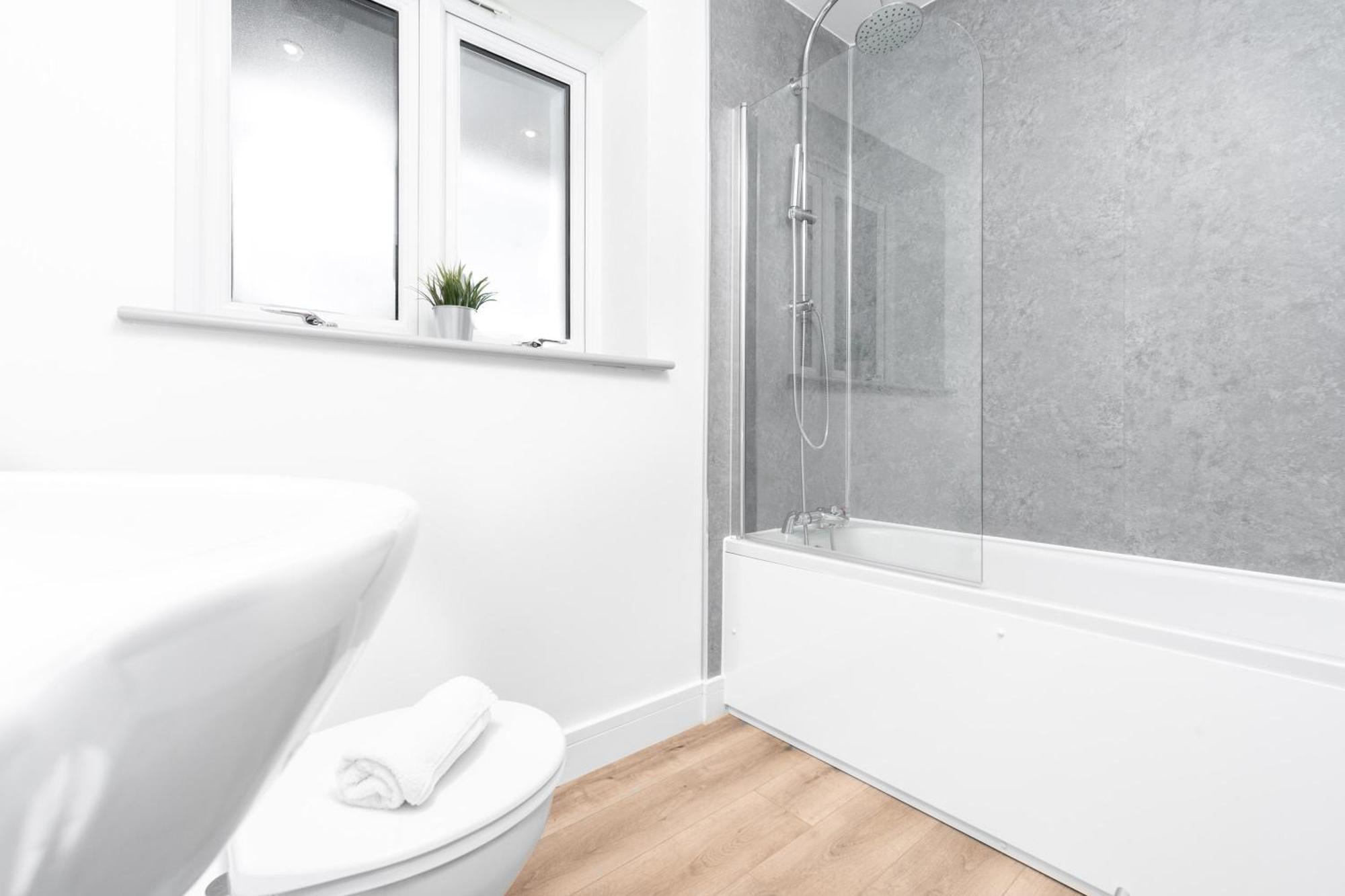 Stylish 2 Bedroom Apartment - Balcony - Secure Parking - Top Rated - 5Mc Бирмингам Екстериор снимка